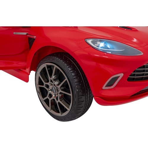 Электромобиль Aston Martin DBX, красный