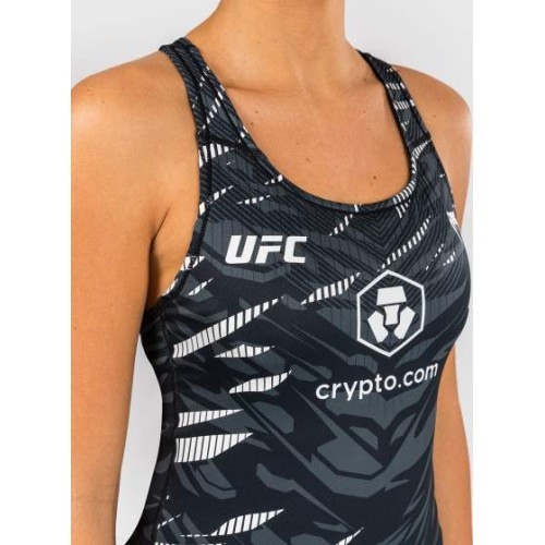 UFC Fusion by Venum Authentic Fight Night moteriškas prigludęs marškinėlis be rankovių su integruota liemenėle – juodas