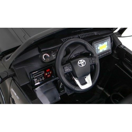 Elektromobilis Toyota Hilux, juodas