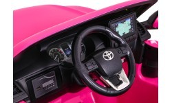 Toyota Hilux automobilis rožinis