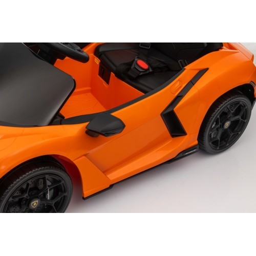 Электромобиль Lamborghini Revuelto, оранжевый