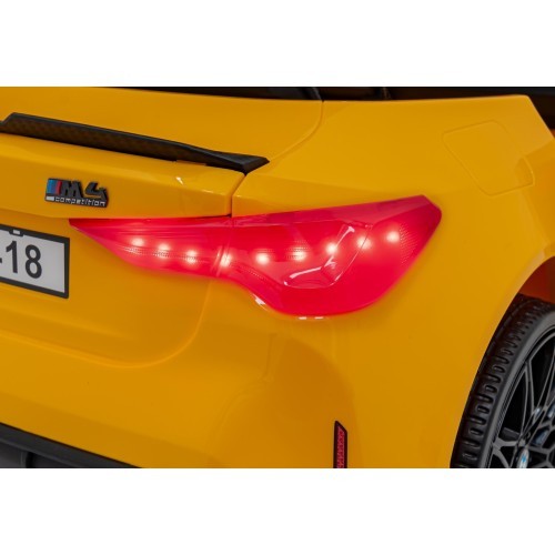 Электромобиль BMW M4, жёлтый