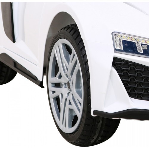 Vehicle Audi R8 LIFT White