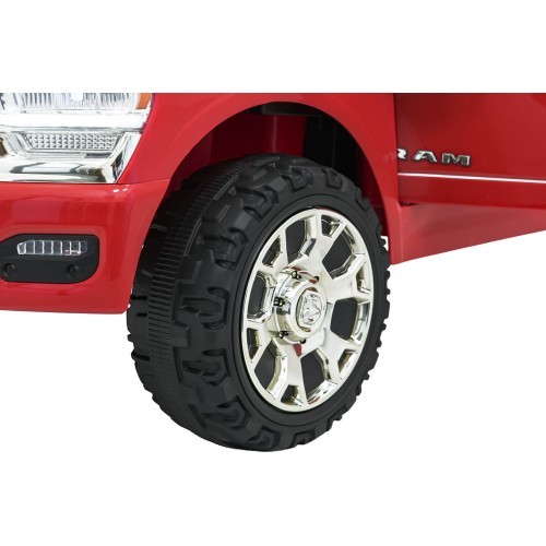 RAM 3500 raudonas elektromobilis