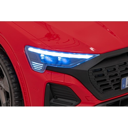 Elektromobilis Audi SQ8 raudonas