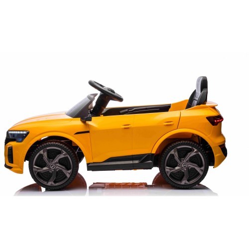 Электромобиль Audi SQ8, жёлтый