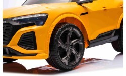 Электромобиль Audi SQ8, жёлтый
