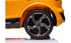Электромобиль Audi SQ8, жёлтый