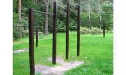 Concrete-mounted outdoor triple pull-up bar