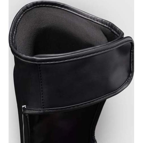 Venum Stealth blauzdų apsaugos – juodos/baltos