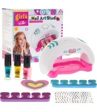Nail art kit with accessories