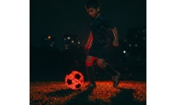 Светящийся футбольный мяч с LED-подсветкой inSPORTline Lumikick, размер 5