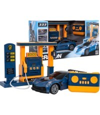 Nuotoliniu būdu valdomas sportinis automobilis su degalinės stotele