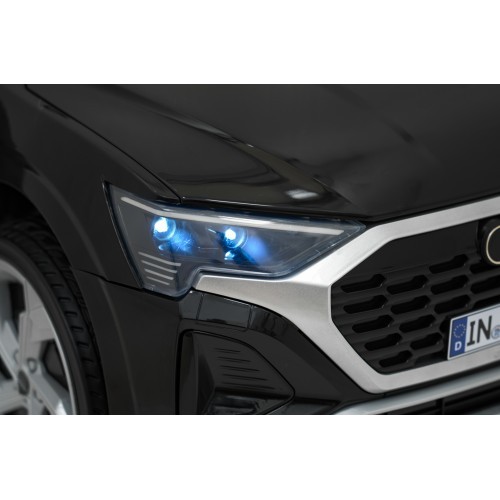 Elektromobilis Audi SQ8, juodas