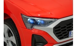 Elektromobilis Audi SQ8, raudonas