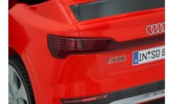 Электромобиль Audi SQ8, красный