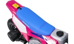 Elektrinis motociklas Honda CFR450R, rožinis
