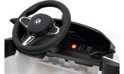 Электромобиль BMW M4, белый